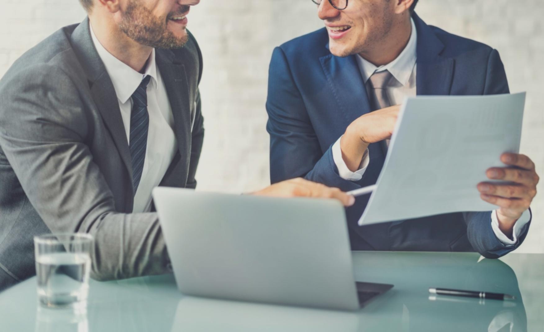 Analyse approfondie des états financiers avec des documents et graphiques